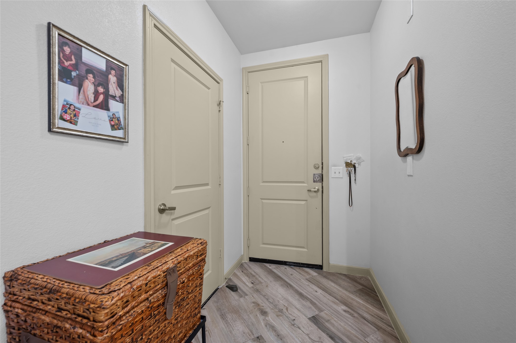 505 Jackson Hill Street, Unit 206 Houston, TX 77007 - Photo 5 of 35 a view of room with walk in closet