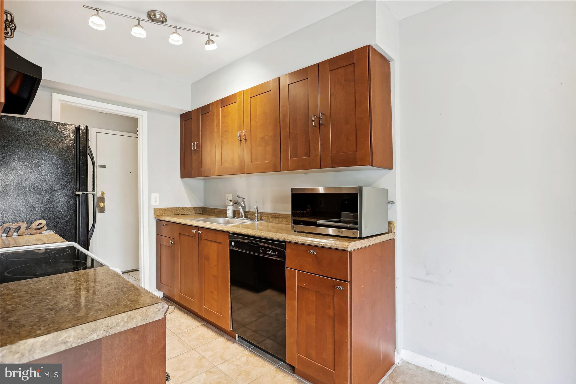 2240 Castle Rock Square, Unit 22C Reston, VA 20191 - Photo 4 of 28 Kitchen next to dining area