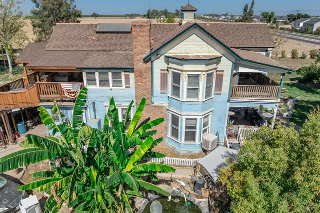 an aerial view of a house with outdoor space and lake view