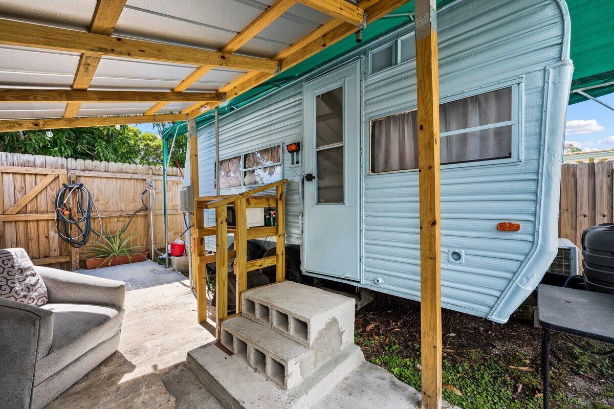 313 Southwest 7th Street Hallandale Beach, FL 33009 - Photo 11 of 18 LUX_1998