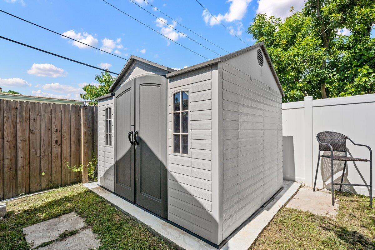 313 Southwest 7th Street Hallandale Beach, FL 33009 - Photo 12 of 18 LUX_2003