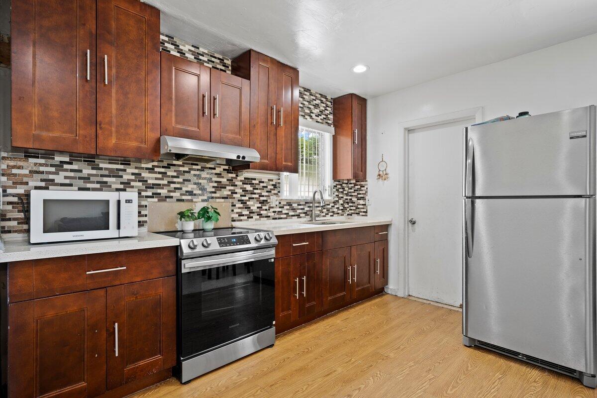 313 Southwest 7th Street Hallandale Beach, FL 33009 - Photo 4 of 18 LUX_2041