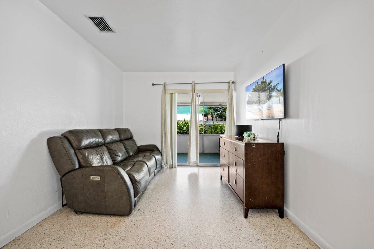 313 Southwest 7th Street Hallandale Beach, FL 33009 - Photo 5 of 18 LUX_2046.jpg1