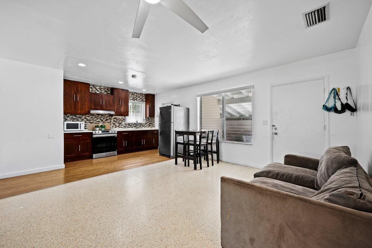 313 Southwest 7th Street Hallandale Beach, FL 33009 - Photo 6 of 18 LUX_2051