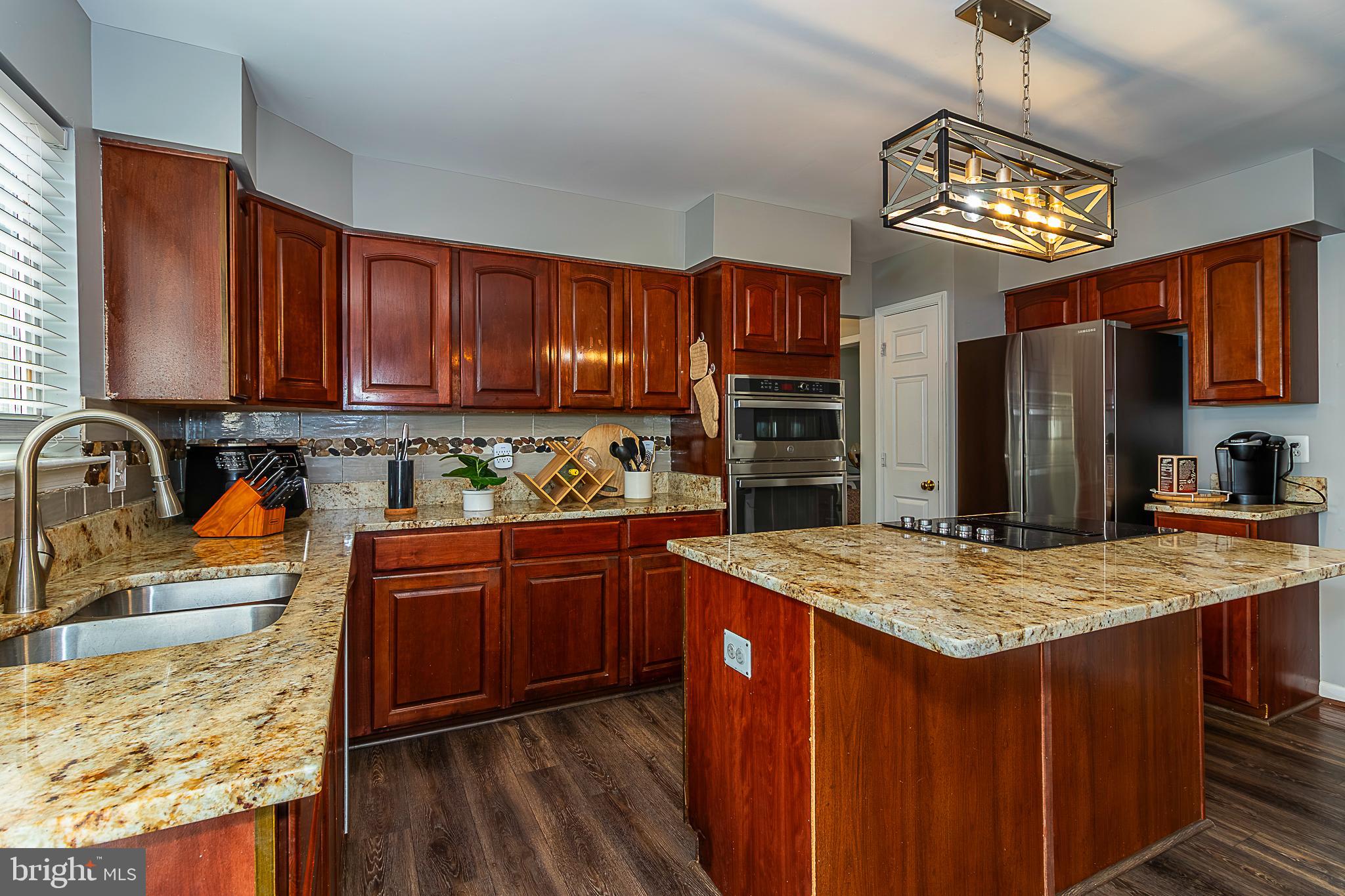 15521 Wheatfield Road Woodbridge, VA 22193 - Photo 10 of 39 Kitchen with recent floor