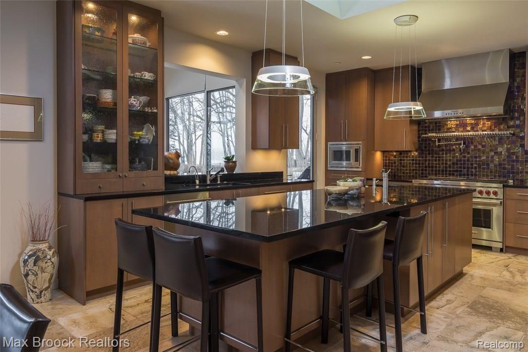 4455 Dow Ridge Road West Bloomfield, MI 48324 - Photo 14 of 50 Seating for 4 at the granite kitchen island - the Heart of the home!