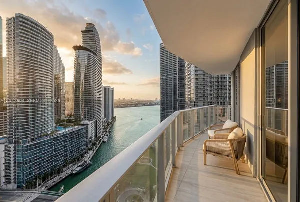 $9,900 | 77 Southeast 5th Street, Unit 3001, Miami, FL 33131