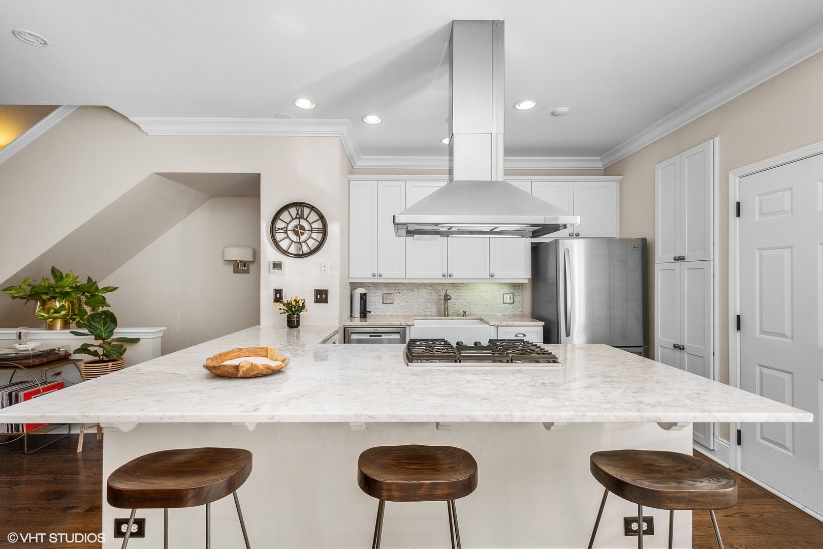 220 West Scott Street, Unit F Chicago, IL 60610 - Photo 4 of 19 a kitchen with stainless steel appliances a dining table and chairs