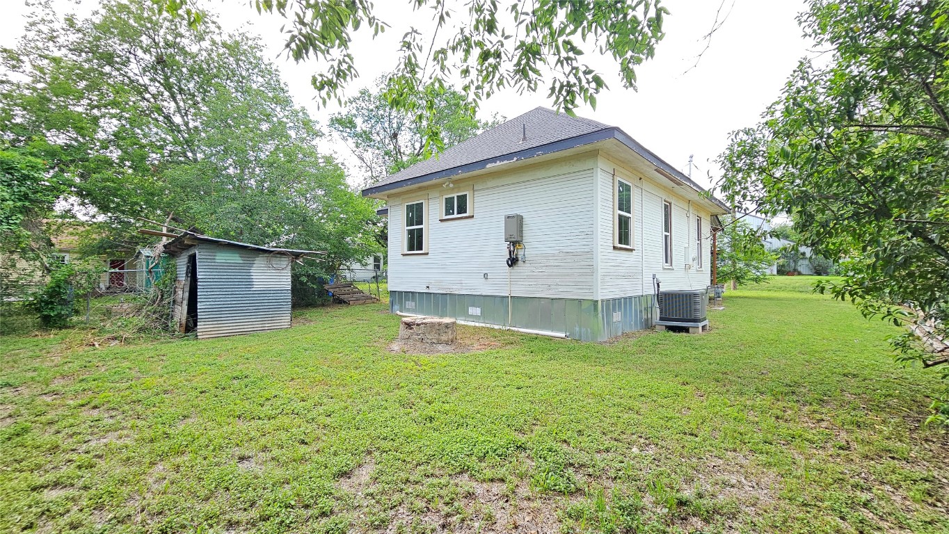 917 West 6th Street Taylor, TX 76574 - Photo 11 of 11 a house view with a outdoor space