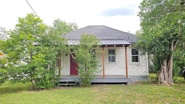 $1,495 | 917 West 6th Street, Taylor, TX 76574