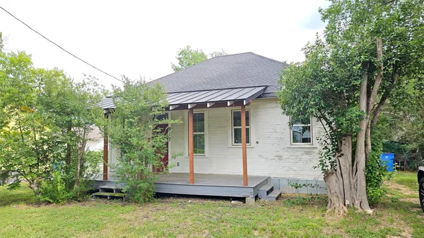 front view of house with a yard