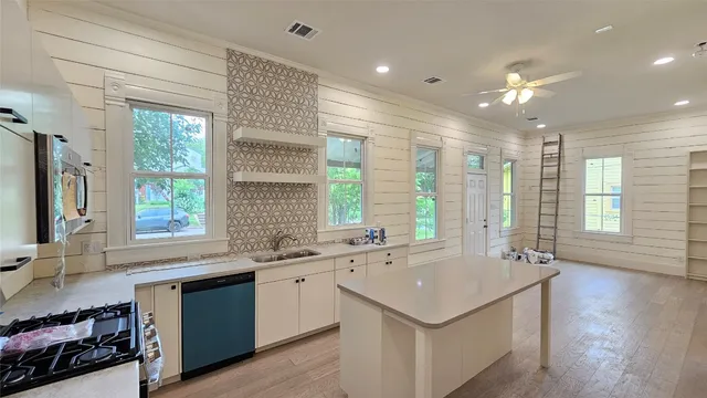 $1,495 | 917 West 6th Street, Taylor, TX 76574