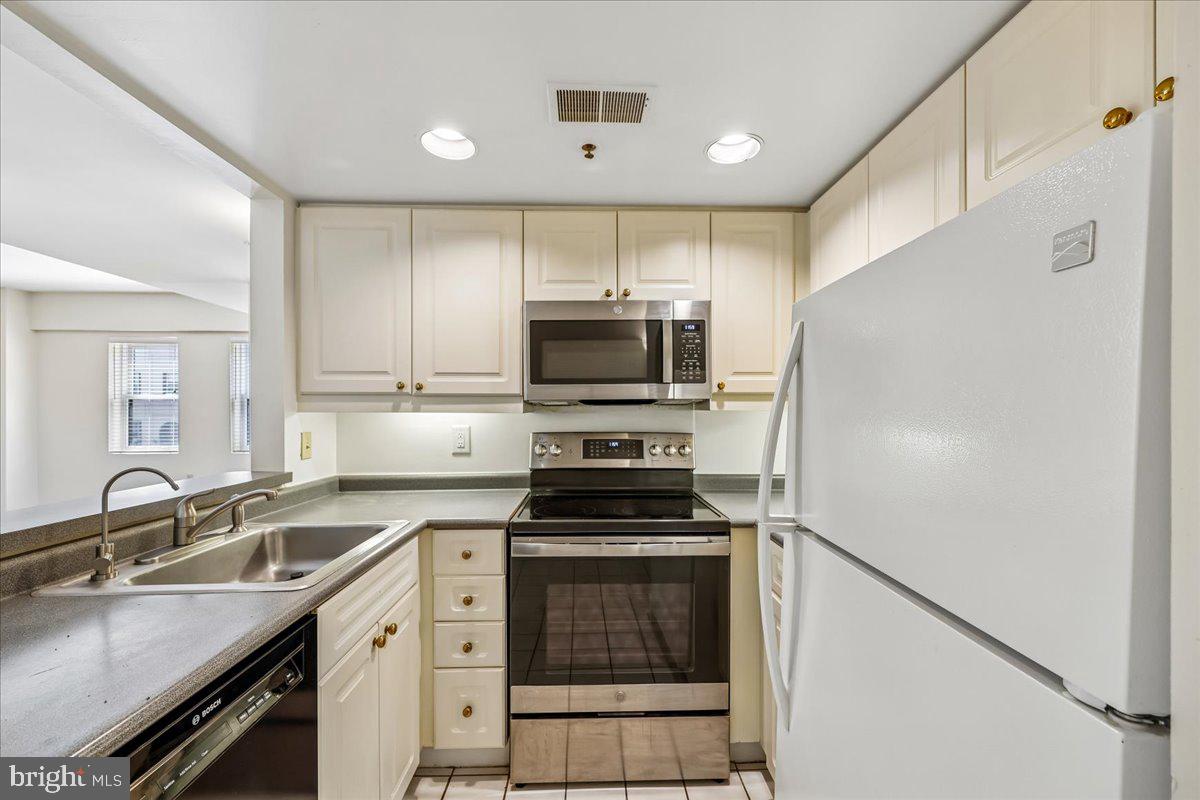 1727 R Street Northwest, Unit 201 Washington, DC 20009 - Photo 20 of 49 Recessed lighting provides good lighting