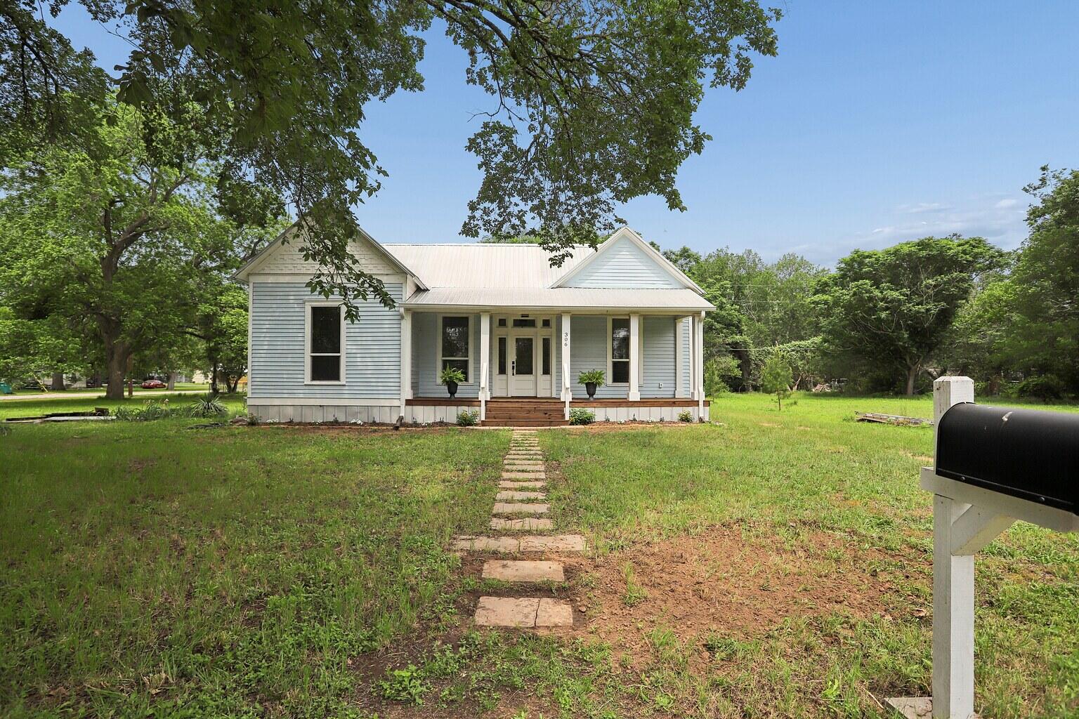 306 Rivers Street Smithville, TX 78957 - Photo 2 of 25
