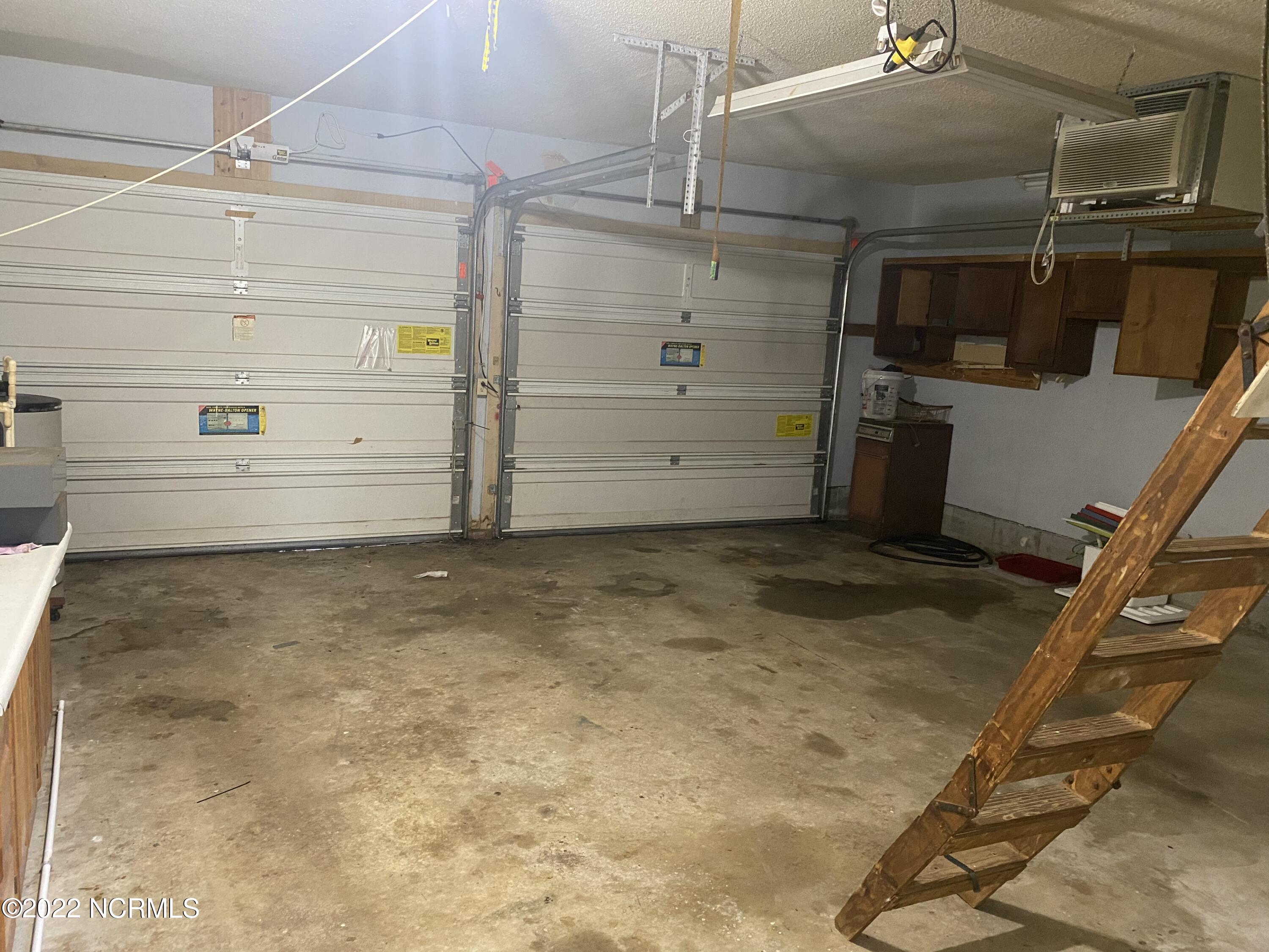 4103 Country Club Road Morehead City, NC 28557 - Photo 18 of 37 Garage