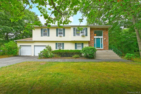 $749,000 | 10 Woodbrook Circle, Holtsville, NY 11742