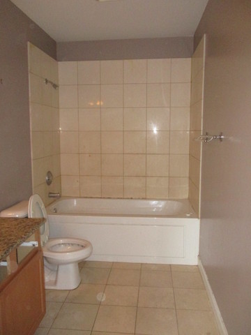 6655 South Perry Avenue, Unit 2C Chicago, IL 60621 - Photo 7 of 10 a bathroom with a bathtub and toilet