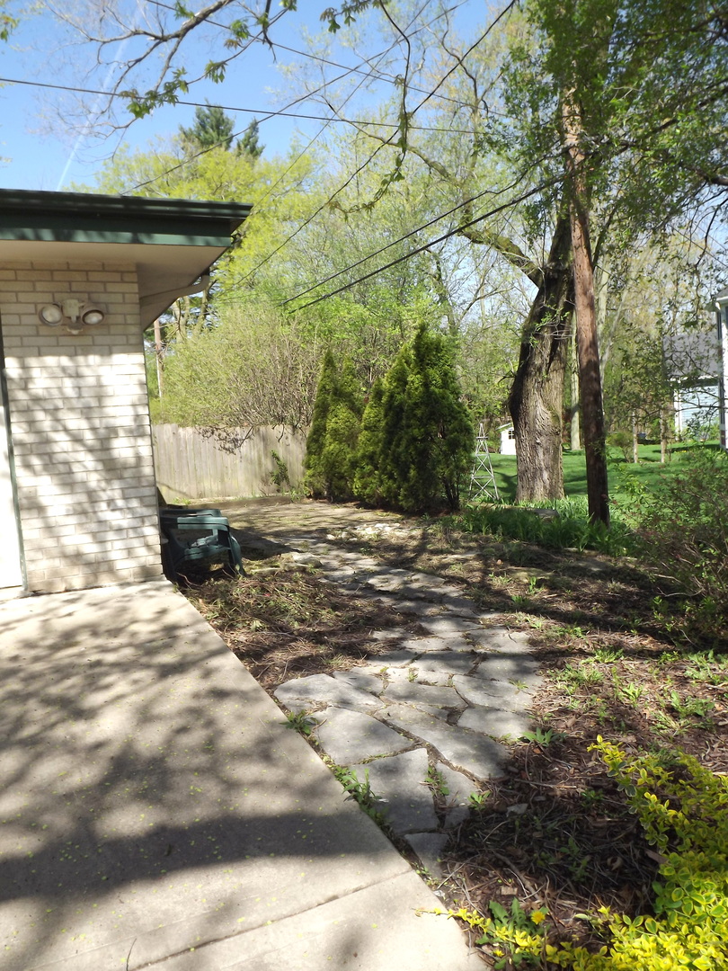 18056 Perth Avenue Homewood, IL 60430 - Photo 8 of 42 a view of a backyard of the house
