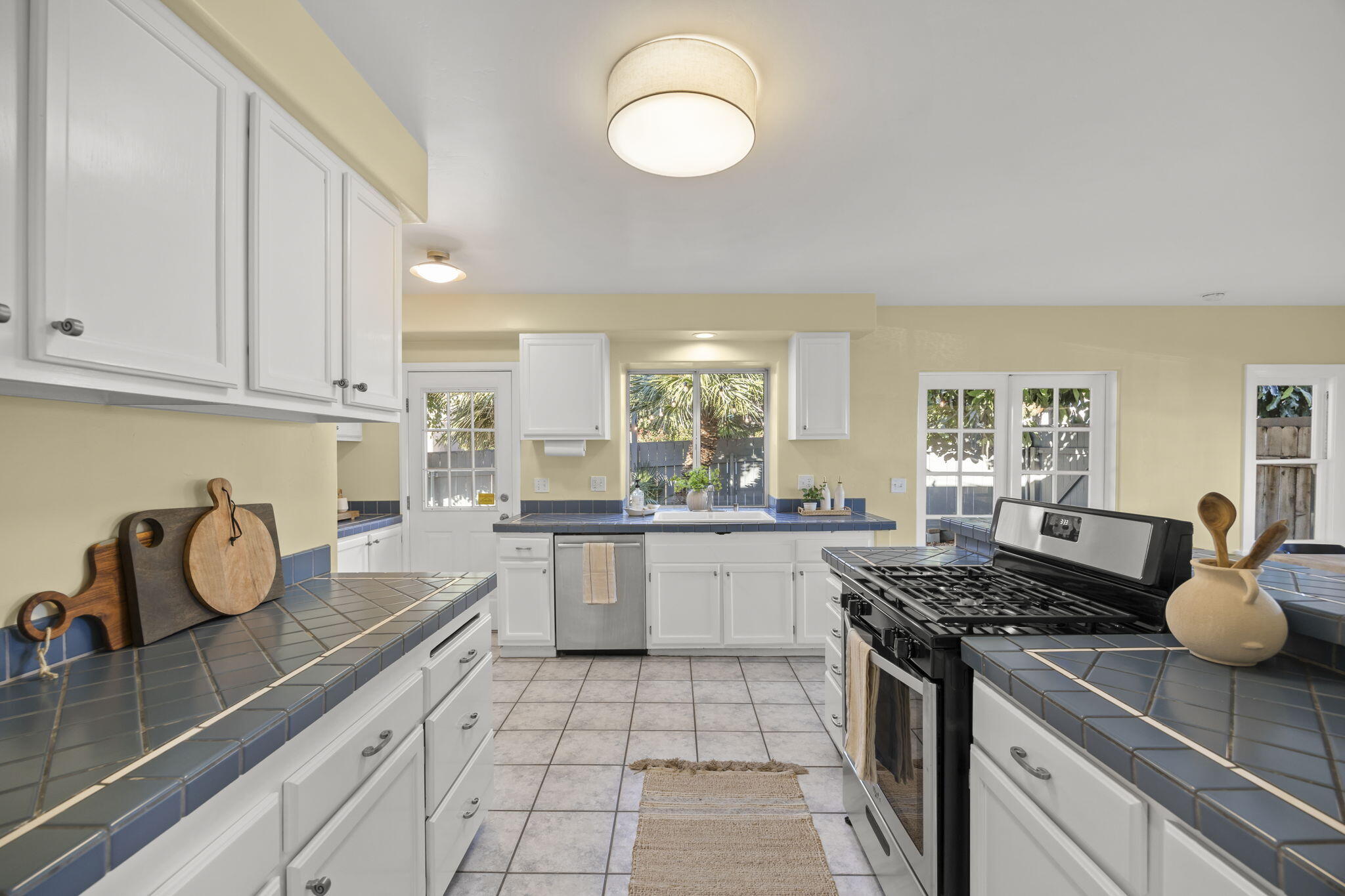163 Aliso Street Ventura, CA 93001 - Photo 17 of 35 29-Kitchen