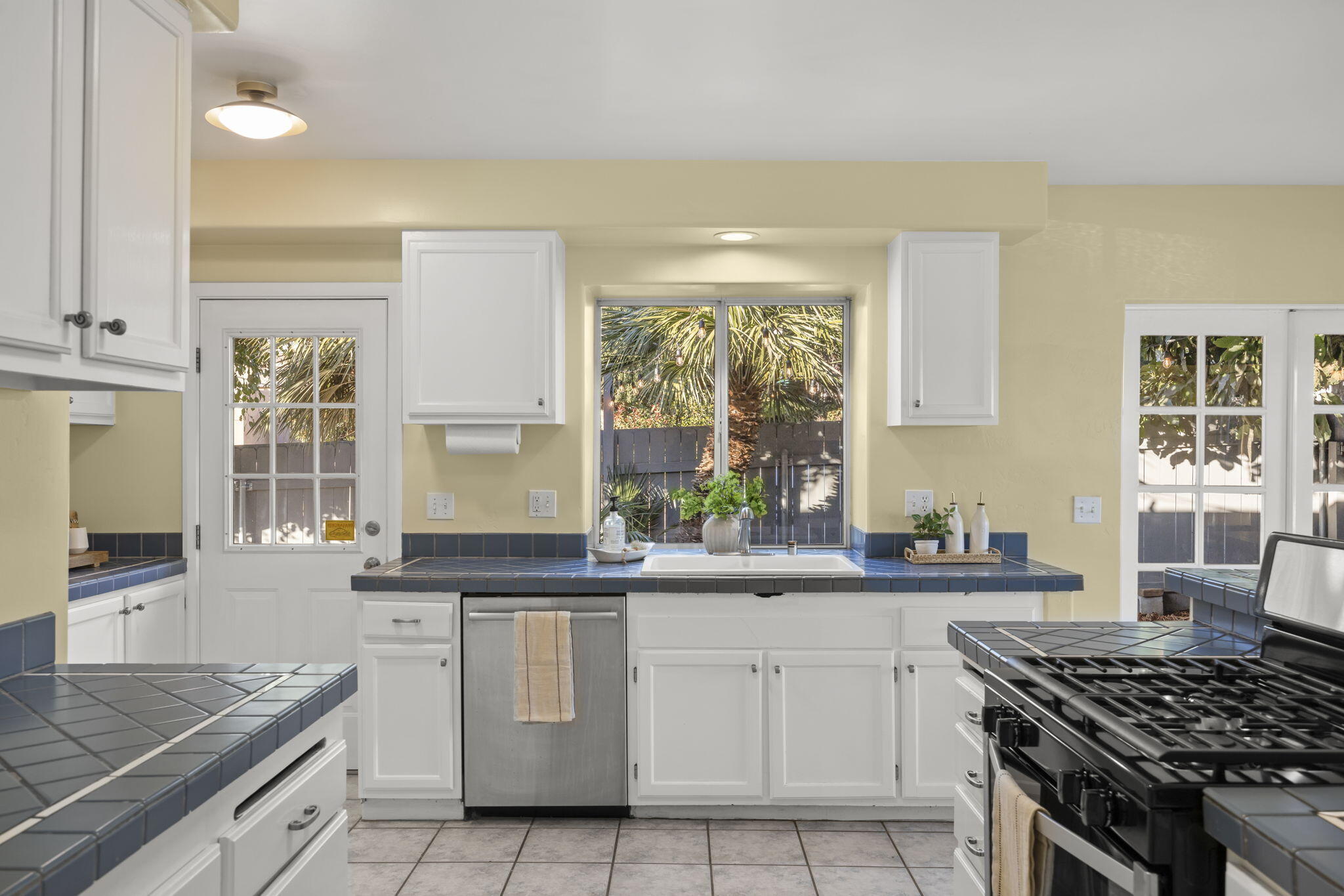 163 Aliso Street Ventura, CA 93001 - Photo 18 of 35 30-Kitchen