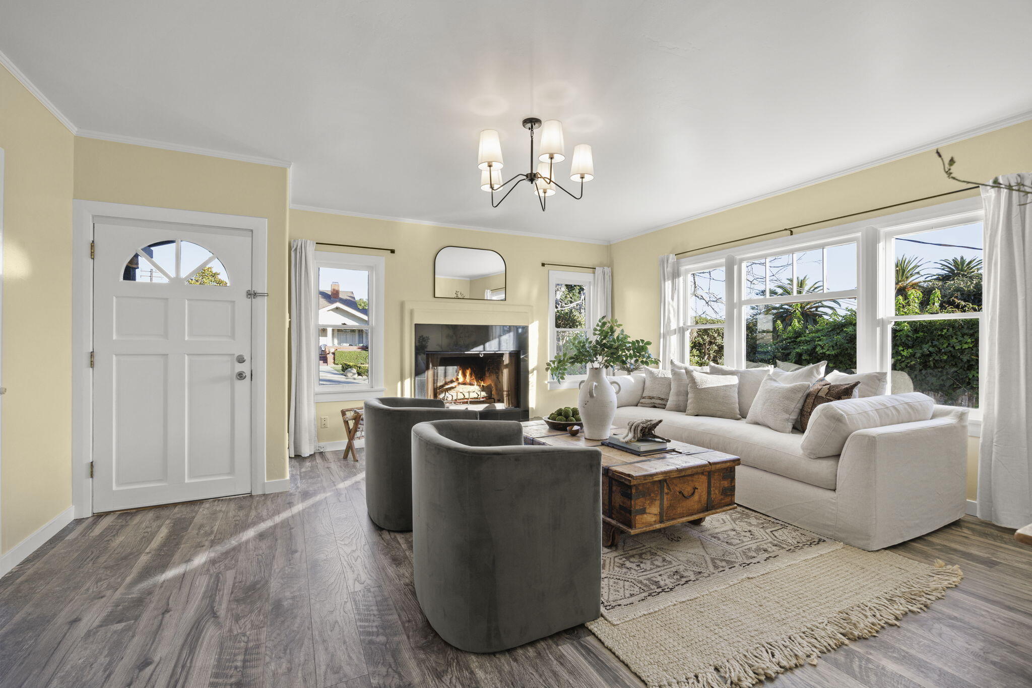 163 Aliso Street Ventura, CA 93001 - Photo 9 of 35 17-Living Room