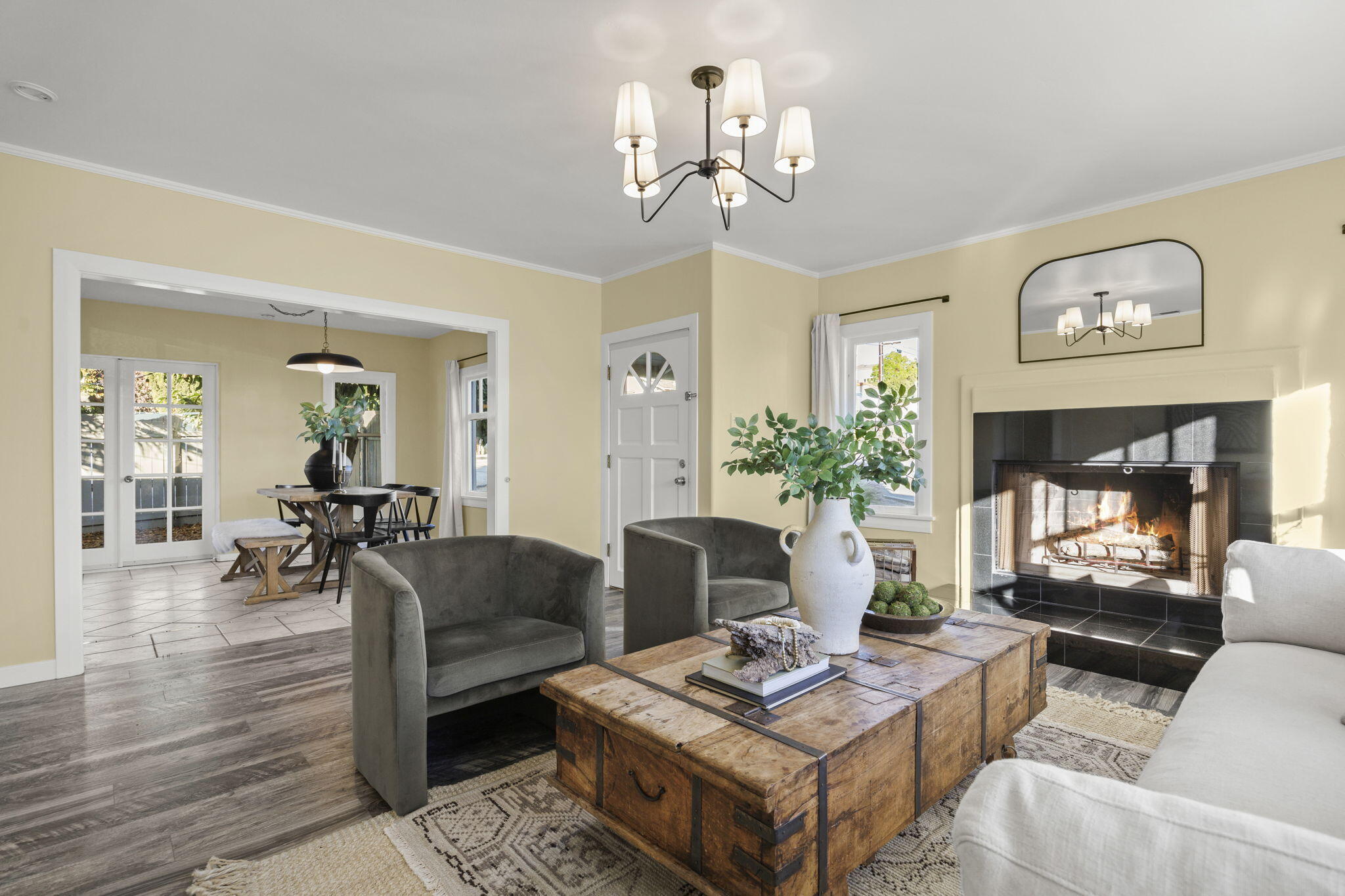 163 Aliso Street Ventura, CA 93001 - Photo 10 of 35 19-Living Room
