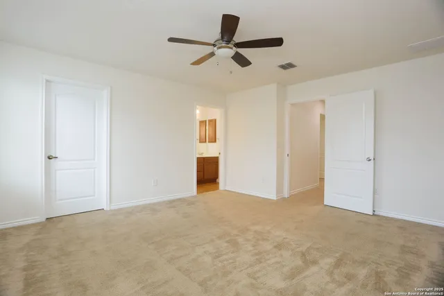a view of a livingroom with a ceiling fan
