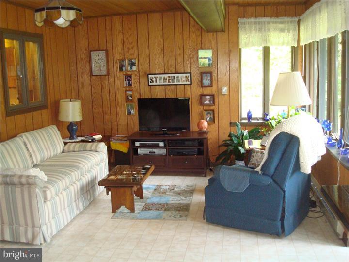 1555 Markley Road Pennsburg, PA 18073 - Photo 12 of 20 Living Room