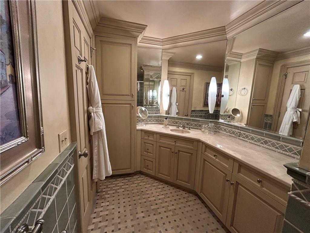 5049 Wornall Road, Unit 1E Kansas City, MO 64112 - Photo 13 of 16 Gallery Image 13
