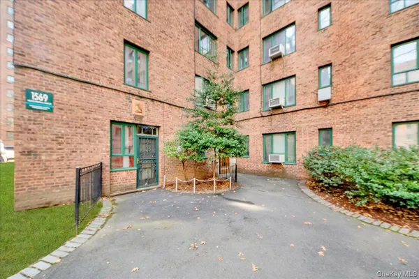 $379,000 | 1569 Metropolitan Avenue, Unit 4G | Parkchester