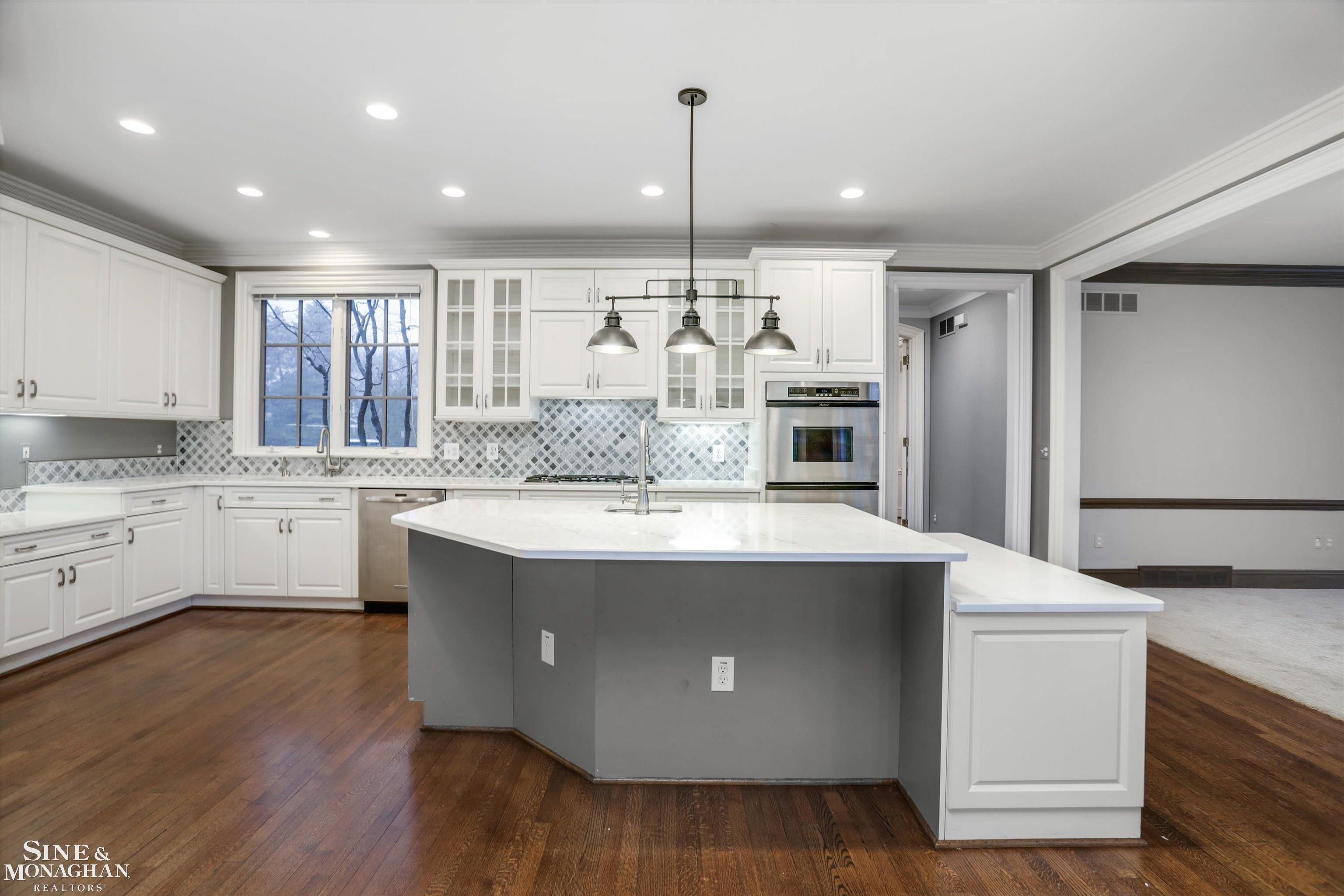 217 Lake Shore Road Grosse Pointe, MI 48236 - Photo 19 of 63 50166368-c433ca2e-0c0c-440c-80b6-02c959ee0434.JPG