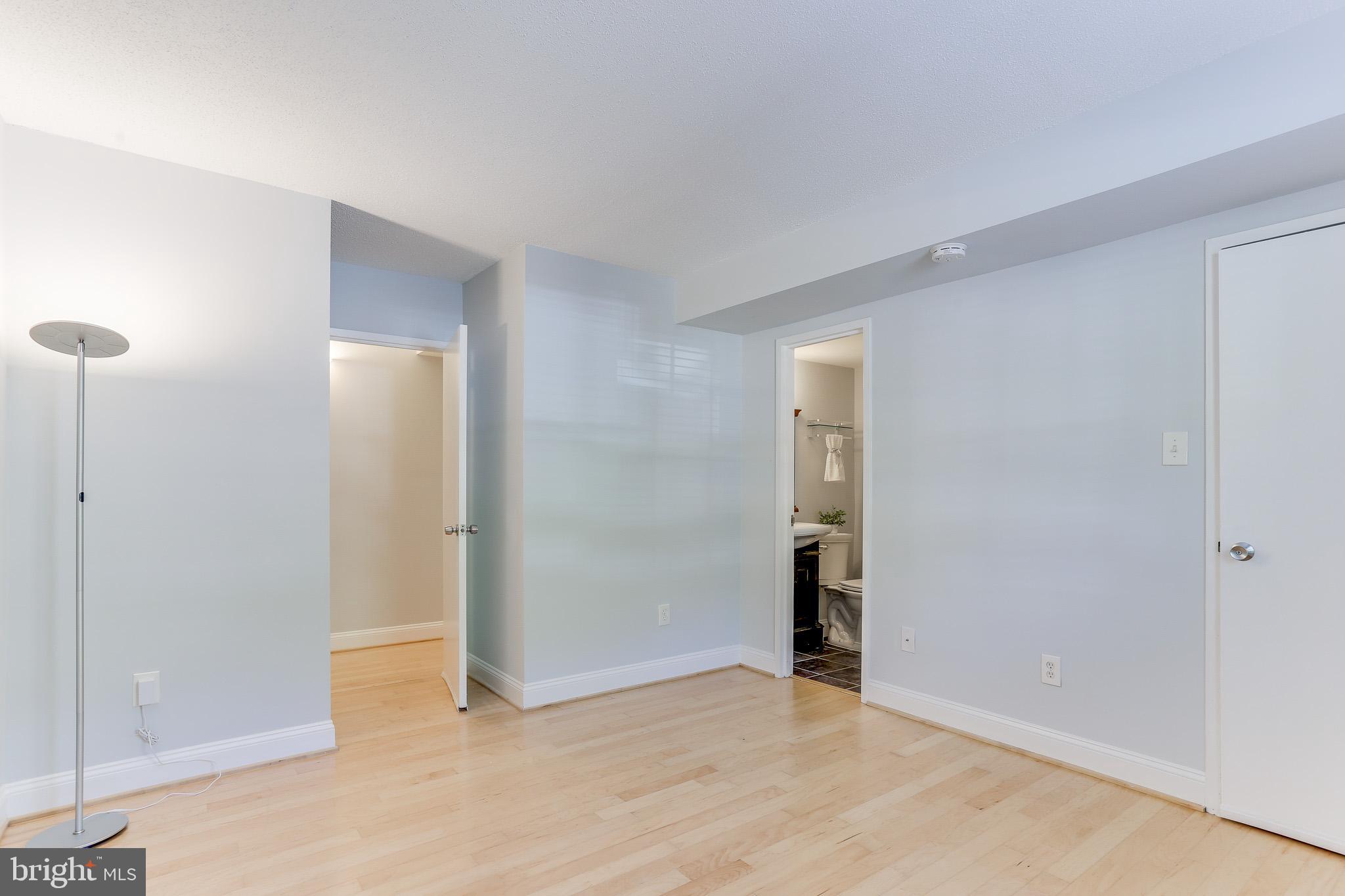 11619 Stoneview Square, Unit 2B Reston, VA 20191 - Photo 24 of 37 Maste Bredroom w/ Full Bath and Walk-in Closet