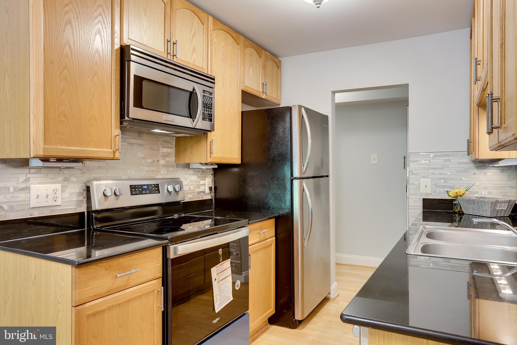 11619 Stoneview Square, Unit 2B Reston, VA 20191 - Photo 10 of 37 Granite Countertops and Backsplash