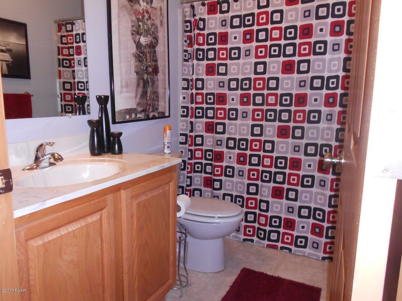186 Sawmill Road Greentown, PA 18426 - Photo 26 of 42 16-Main Bath