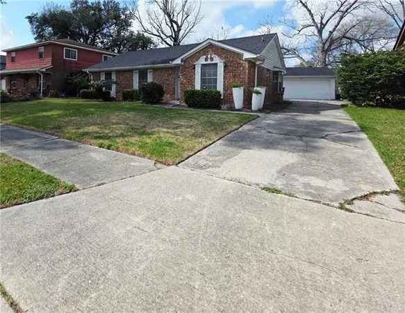 $1,850 | 1751 Holiday Drive, New Orleans, LA 70114