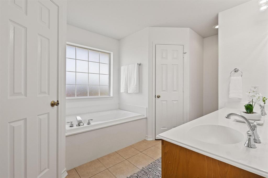 623 Madison Place Sherman, TX 75092 - Photo 21 of 37 a bathroom with a sink and a bathtub