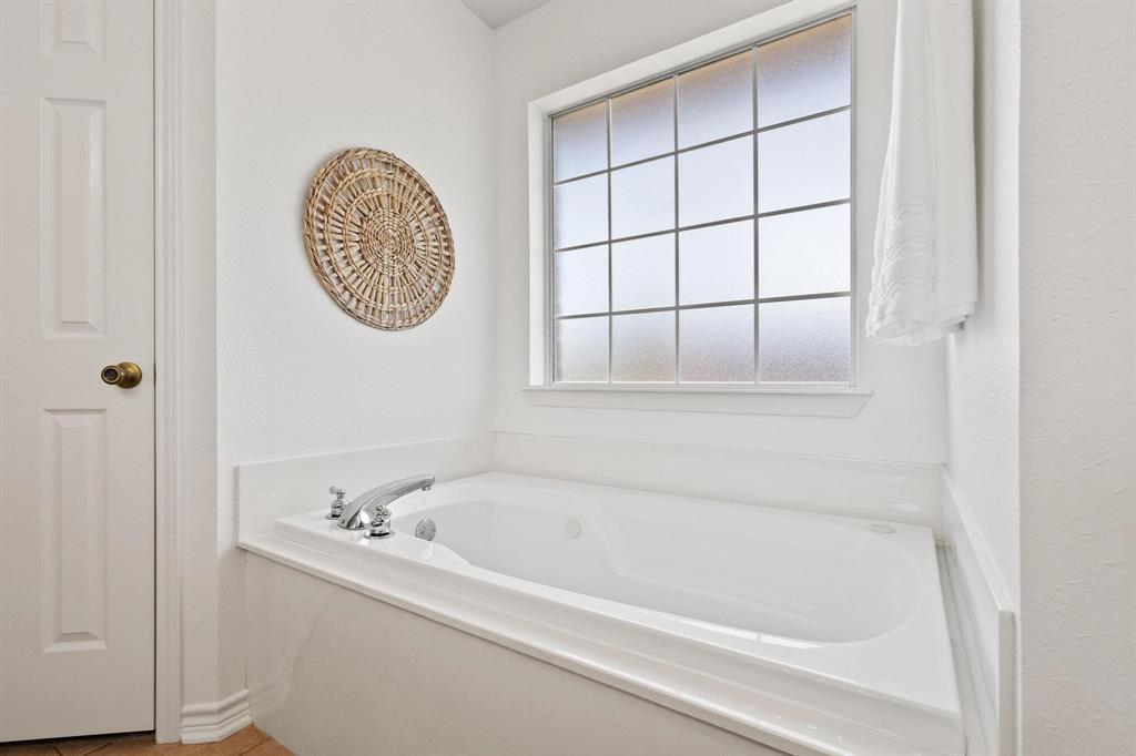 623 Madison Place Sherman, TX 75092 - Photo 23 of 37 a white bath tub and a window
