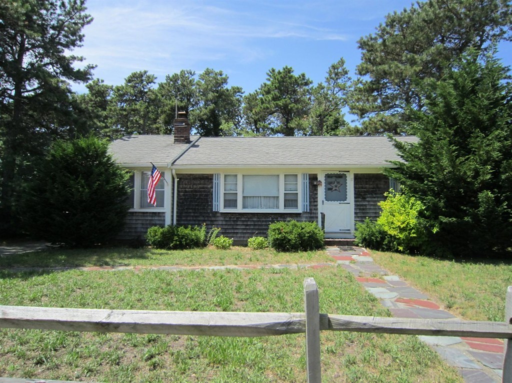 a view of a house with a yard and plants