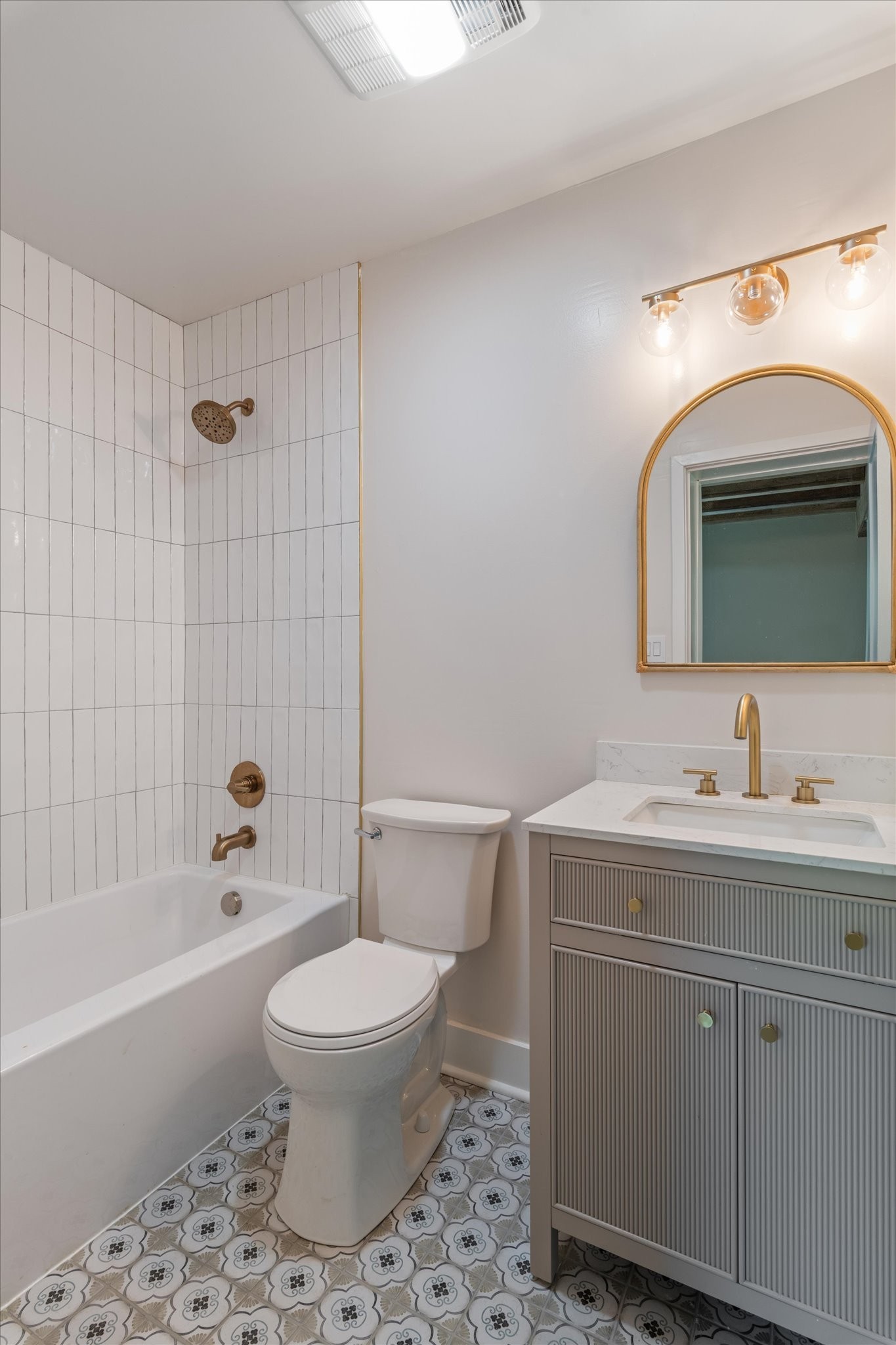 8315 West Sheepneck Road Mount Pleasant, TN 38474 - Photo 19 of 24 a bathroom with a toilet a sink a mirror a bathtub and vanity