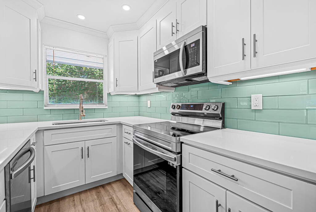 405 High Point Boulevard North, Unit D Delray Beach, FL 33445 - Photo 13 of 51 Kitchen