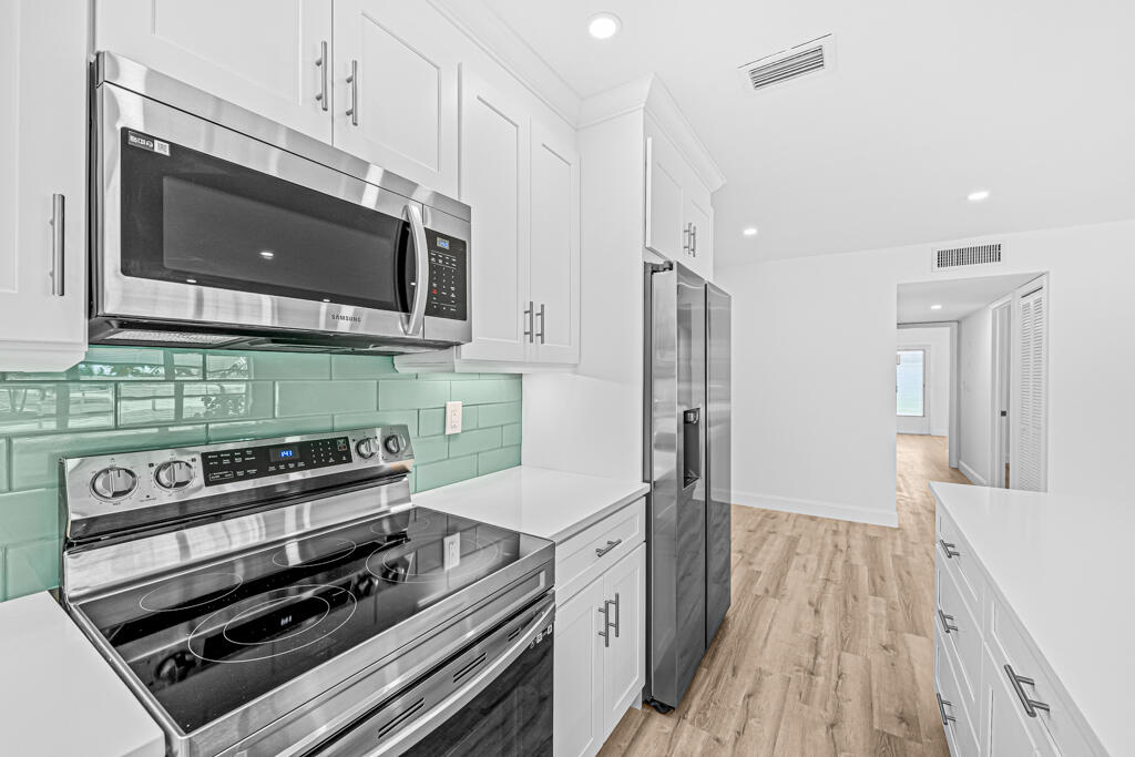 405 High Point Boulevard North, Unit D Delray Beach, FL 33445 - Photo 14 of 51 Kitchen