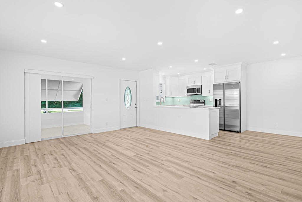 405 High Point Boulevard North, Unit D Delray Beach, FL 33445 - Photo 6 of 51 Living Room