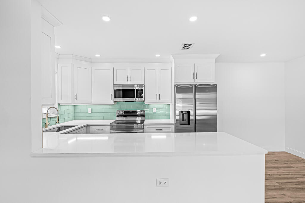 405 High Point Boulevard North, Unit D Delray Beach, FL 33445 - Photo 10 of 51 Kitchen