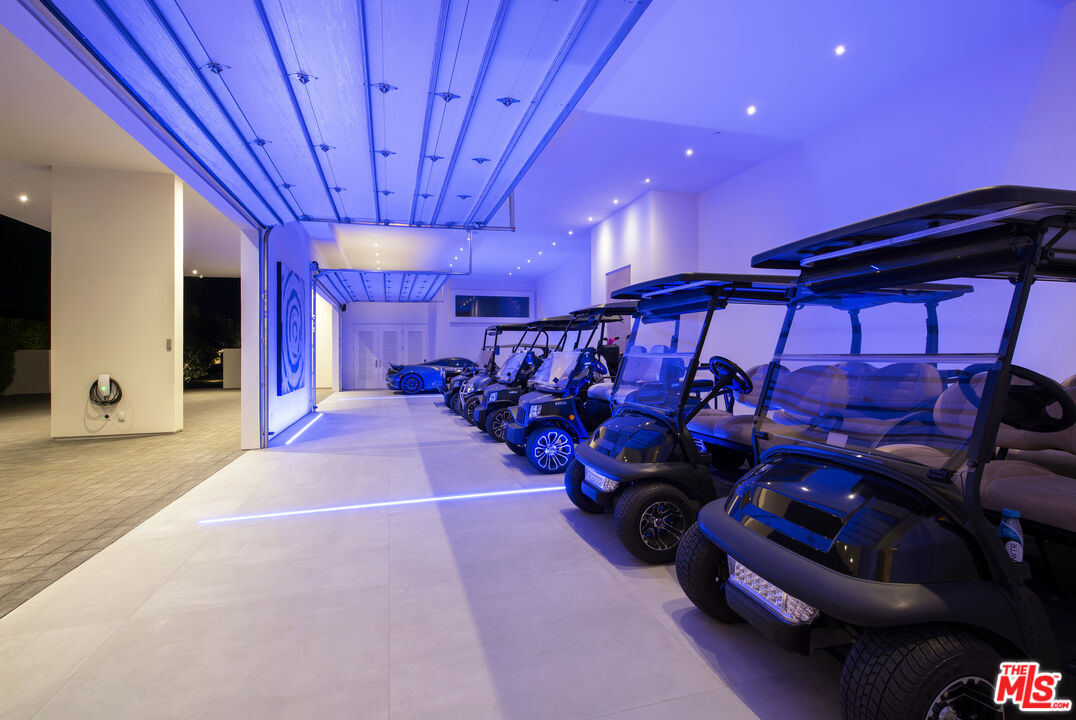 52435 Ross Avenue La Quinta, CA 92253 - Photo 37 of 39 a view of a room with gym equipment