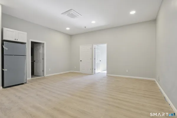 $1,600 | 215-219 Bank Street, Unit 5, New London, CT 06320