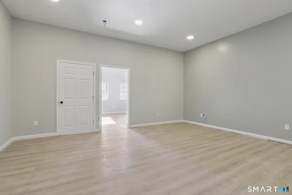 $1,600 | 215-219 Bank Street, Unit 5, New London, CT 06320