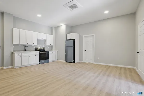 $1,600 | 215-219 Bank Street, Unit 5, New London, CT 06320