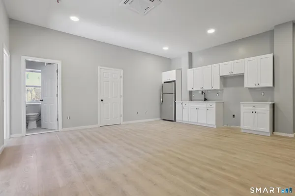 $1,600 | 215-219 Bank Street, Unit 5, New London, CT 06320