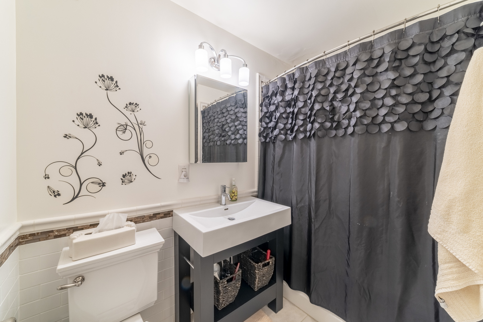 1340 North Dearborn Street, Unit 5C Chicago, IL 60610 - Photo 26 of 44 a bathroom with a sink and a mirror