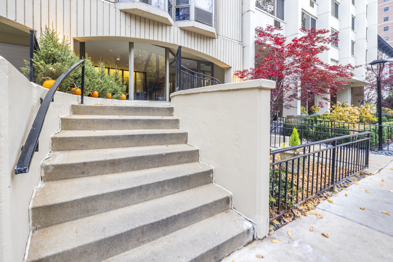 1340 North Dearborn Street, Unit 5C Chicago, IL 60610 - Photo 34 of 44 a view of entryway with a front door